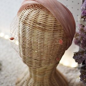 Diadema Sinamay de seda Sinuosa