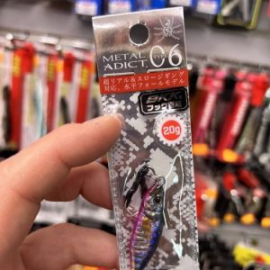 JIG METAL ADICT 06 de LITTLE JACK 20GR #04 BLUE PINK MARU-AJI «AJING / ROCKFISHING»