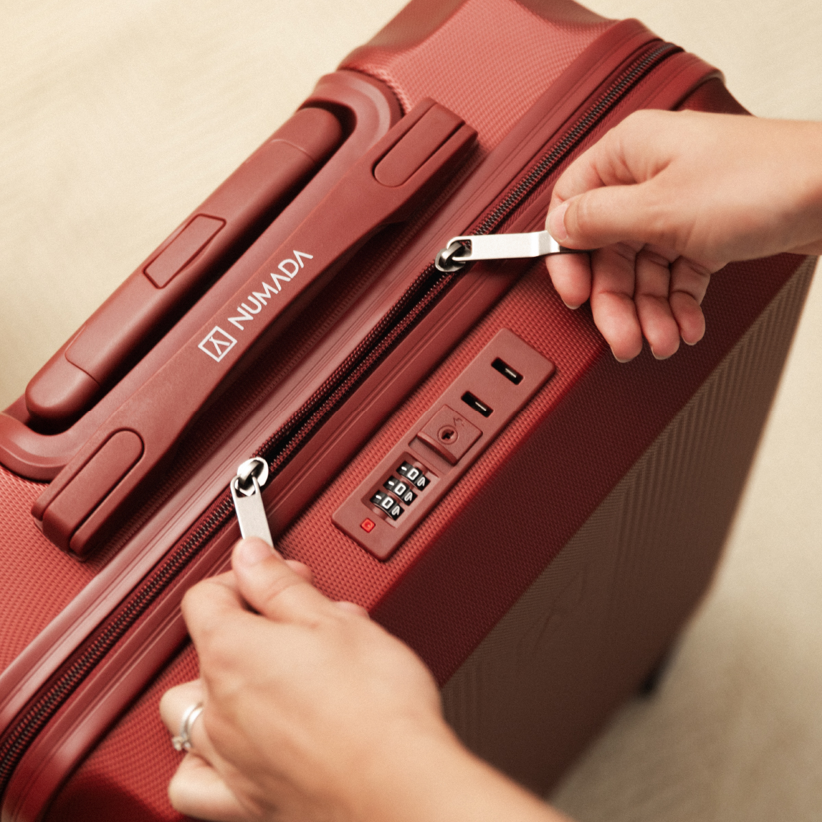 Maleta 18 Kg mediana 66,5x43x26 cm Numada Elegance T15 24” (M) Rojo Vino - Imagen 8